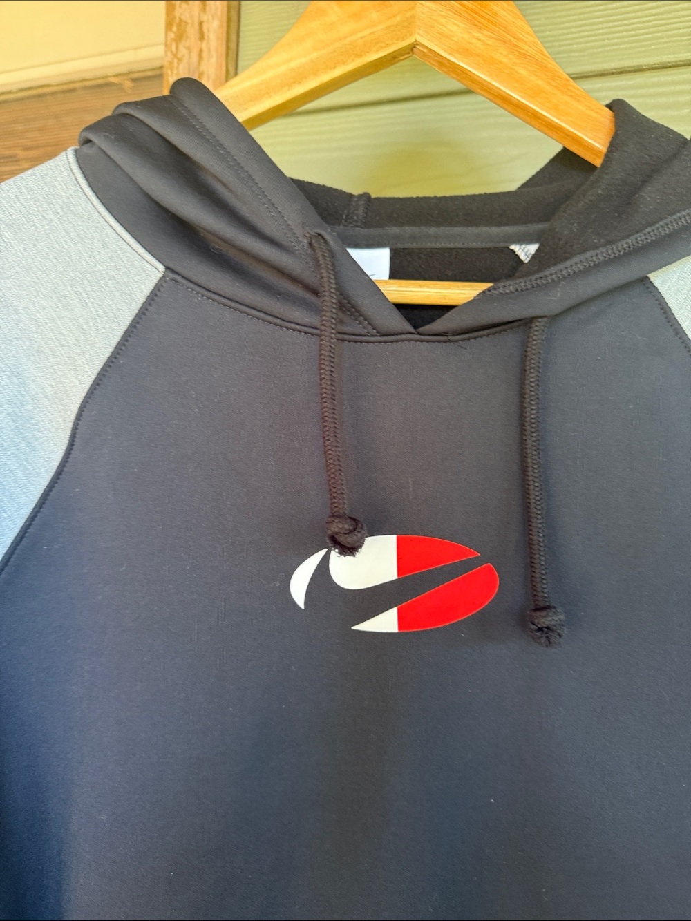 Nike Women's Therma-Fit Fleece Color-Block Training Hoodie - Picture 4 of 9